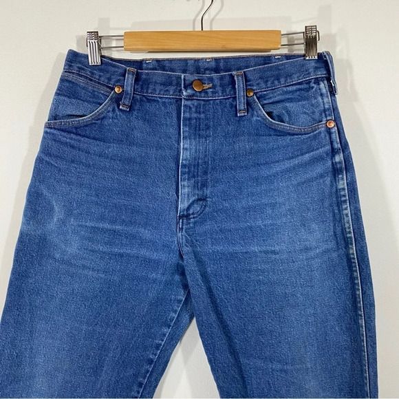 Wrangler Distressed Blue Jeans - Picture 2 of 10